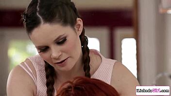 Nagy cicis leszbikus csaj csábítja a kis tinédzser mostohahúgát arcüléssel