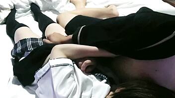 교복 코스프레 고등학생이 침대에서 손가락질 당하고 크림파이