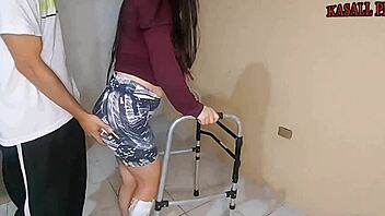 MILF madrastra con culo perfecto se dobla para seducir al hijastro en el andador