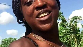 Crazy Bitch Twerks Her Big Ass Outdoors