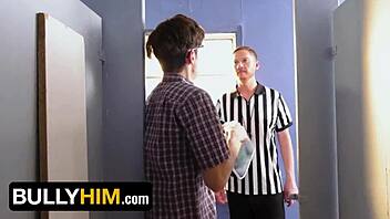 دونوفين يواجه المتنمر جاك في لقاء دش ساخن