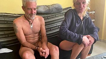 Valódi amatőr pár szenvedélyes szexe webkamerán ma este.