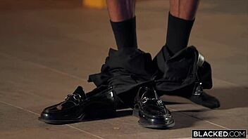 ब्रैटी केली अपनी माँ के नए बॉय-टॉय से सेक्स करती है