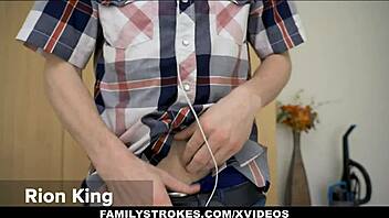 Euh, la belle-mère aux gros seins Karen Fisher montre aux ados excitées 18+ comment bien baiser !