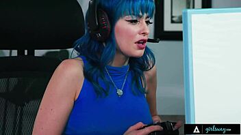 Busty babe pays rent with wet pussy to Jewelz Blu.