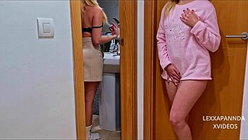 Het blond chica onanerer ved baderomsdøren.