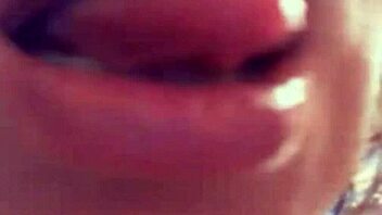 Webkamera 105 představuje francouzskou amatérku prstící v close-up akci