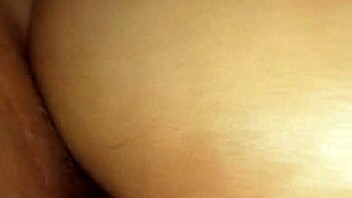 Latina teenhore bøyer seg over for rumpefukking