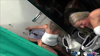 German public - mitten im mcdonalds und umkleide schwanz geblasen deutsch