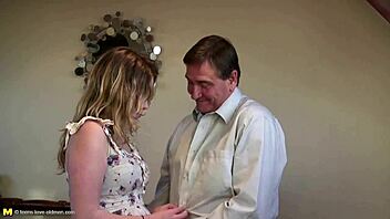 شابة بنية تحصل على وجه لزج من رجل أكبر سنًا