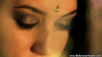 indian milf dances arousingly