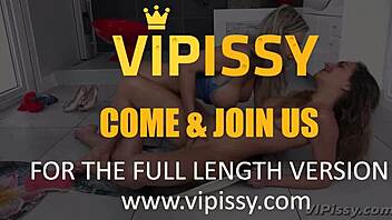 Tchecas lambendo buceta no banheiro