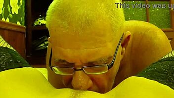 Hell yeah, mannen dykker dypt mellom konas spredte ben!