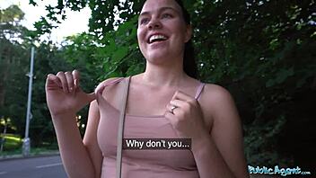 Agente Público Kiara Flow exibe pernas sexy, fode duro ao ar livre!