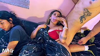 Freundin meiner GF schleicht rein und ich ficke sie neben ihr