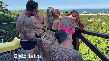 três safadas gozando na sacada de casa