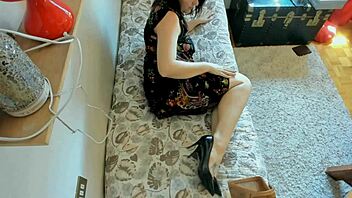 Gorgeous Italian MILF shows sexy feet in 4K detail.