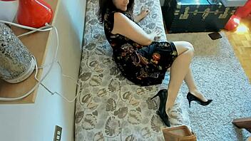 Gorgeous Italian MILF shows sexy feet in 4K detail.