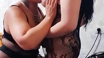 Stepmom invites stepdaughter for pussy fucking 😈