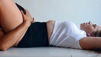 Bukan Siang, Aku Kasih Dia Memekku, Kan?