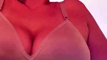 Eu Na Academia Fazendo Um Cardio Me Deu Muito Calor Tirei A Camiseta E Fiquei De Sutiã O Tesão Era Grande Bucetinha Toda Molhadinha!