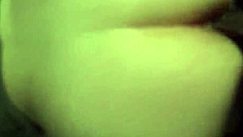 فتاة تيندر مسيطر عليها من زب أسود عملاق، ساخن جداً! 🔥