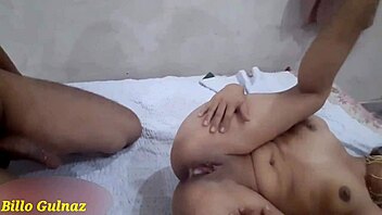 Isteri India panas kena pepek ketat dipukul di bilik tidur.