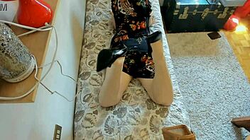 Gorgeous Italian MILF shows sexy feet in 4K detail.