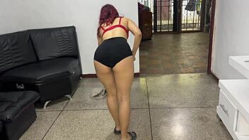 Hijastra inocente ayudando a su padrastro