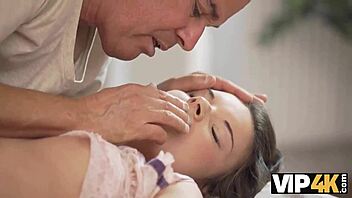 stařík horlivě péčí o drobnou 18+ holku s láskou