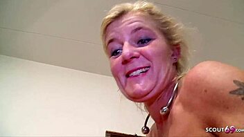 Consulente dalle Tette Naturali Giganti Si Unisce a Coppia Tedesca in Trio