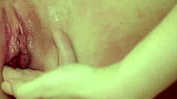 Slayed boho blondes Khloe and Anna make more than sweet music together.