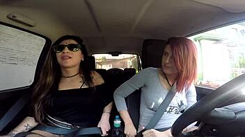 duas gatas se exibindo na rua e interagindo com cara dentro de um jimmy pernocas sumaya ganesha