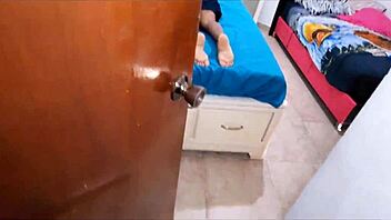 Styvpappa stormar in hos styvdotter för att spräcka fitan och creampie i röven