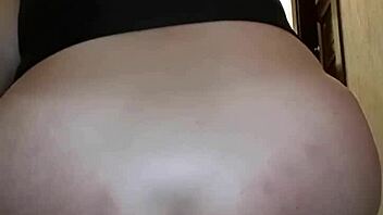 enquanto o amigo assistia tv a loira estourou o rabo - parte ii