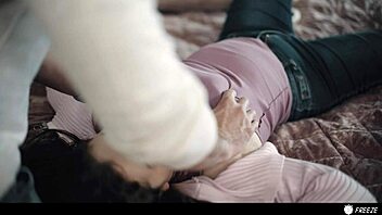 يا إلهي، كيف يجمد أبو زوجها وينيكها إلى أورغازمات متعددة؟