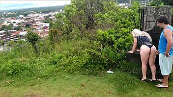 Chytil jsem pár šukající veřejně na parkovací kameře s velkou africkou prdelí