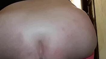 enquanto o amigo assistia tv a loira estourou o rabo - parte ii