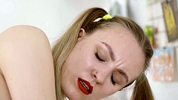 Solo brunette teen 18+ fingers herself in 4k