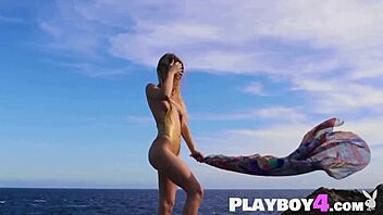 “Hey, look at my perfect big ass!” Lorena Hidalgo teases outdoors.