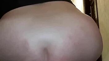 enquanto o amigo assistia tv a loira estourou o rabo - parte ii