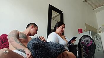 Me Masturbo Viendo El Culazo De Mi Hermanastra Cuando Me Descubre Con La Verga Parada Se Antoja De Sentarse Sobre Ella