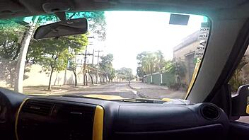 duas gatas se exibindo na rua e interagindo com cara dentro de um jimmy pernocas sumaya ganesha