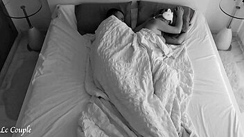 Notte romantica di coppia amatoriale catturata da cam nascosta