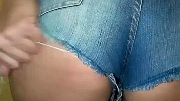 enquanto o amigo assistia tv a loira estourou o rabo - parte ii