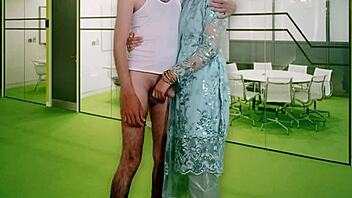 look at that desi bhabhi shaking her ass