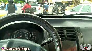 Μεγάλο κώλο λάμπει στο αμάξι για swingers