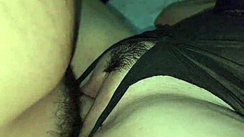 Zasvojen sem z igranjem z mokro pičko svoje hermanastre, medtem ko gleda porno