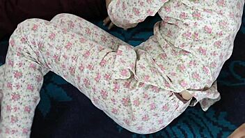 Эй, хочешь посмотреть горячий индийский семейный анал в HD?