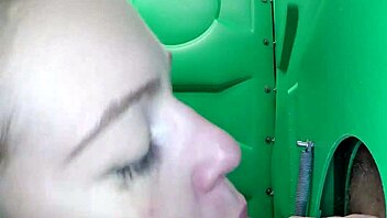 ג'ינג'ית נהנית מגלוריהול נייד בפומבי חלק 3